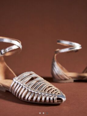 Silver Strappy Trinket Sandals ❤️ Seychelles